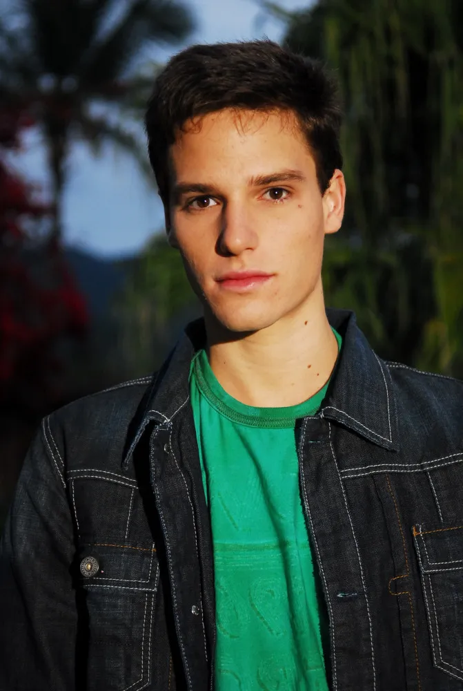 Jônatas Faro em cena de novela da Globo, como um jovem galã.