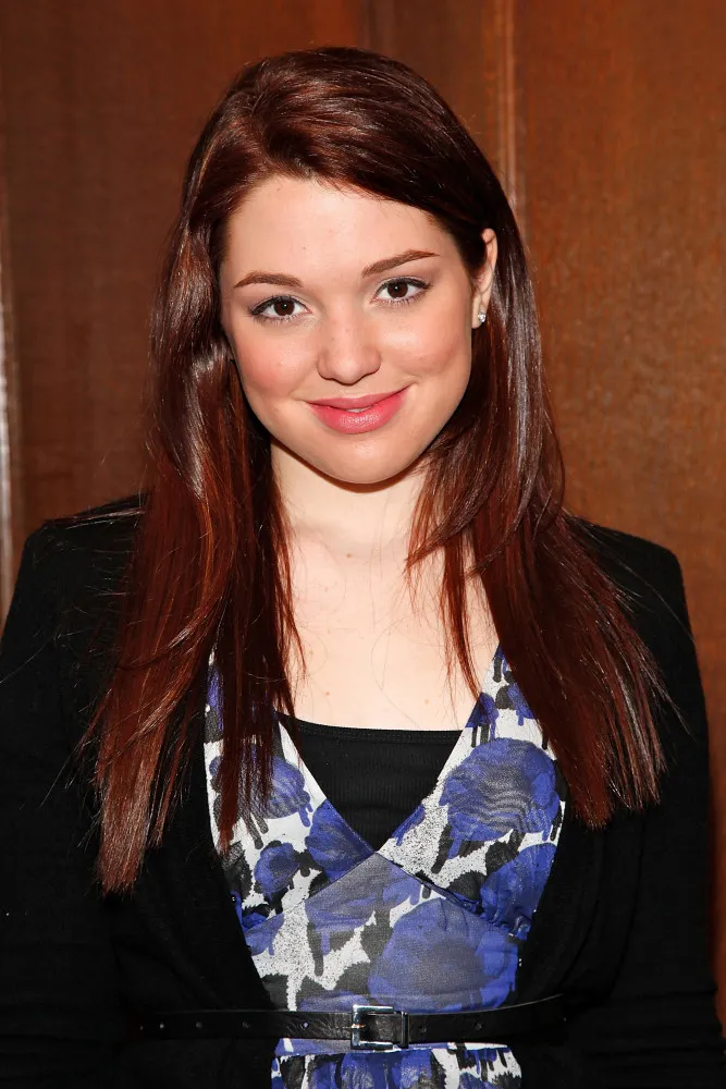 A atriz Jennifer Stone, de 'Os Feiticeiros de Waverly Place', sorrindo.
