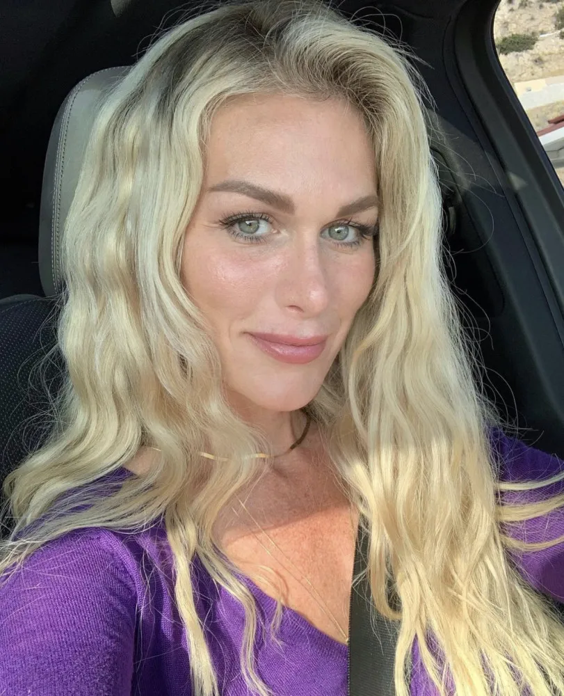 A atriz Ludmila Dayer em uma foto recente, com um visual sofisticado.