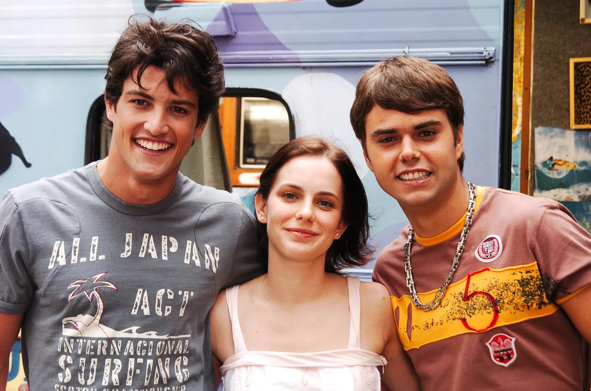 Java Mayan (à direita) ao lado de outros atores na época de 'Malhação'.