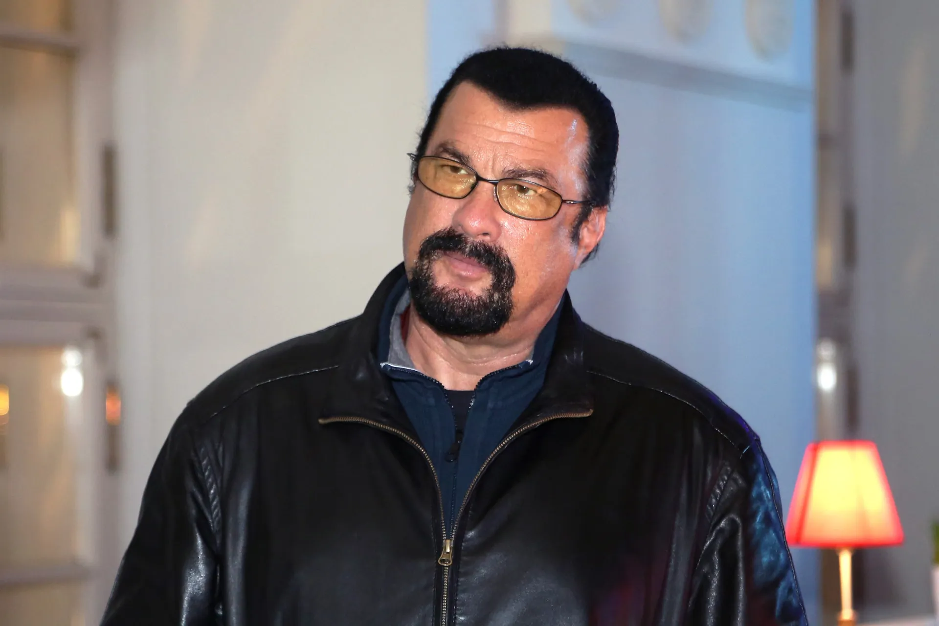 Steven Seagal, astro de filmes de ação, com seu tradicional rabo de cavalo.