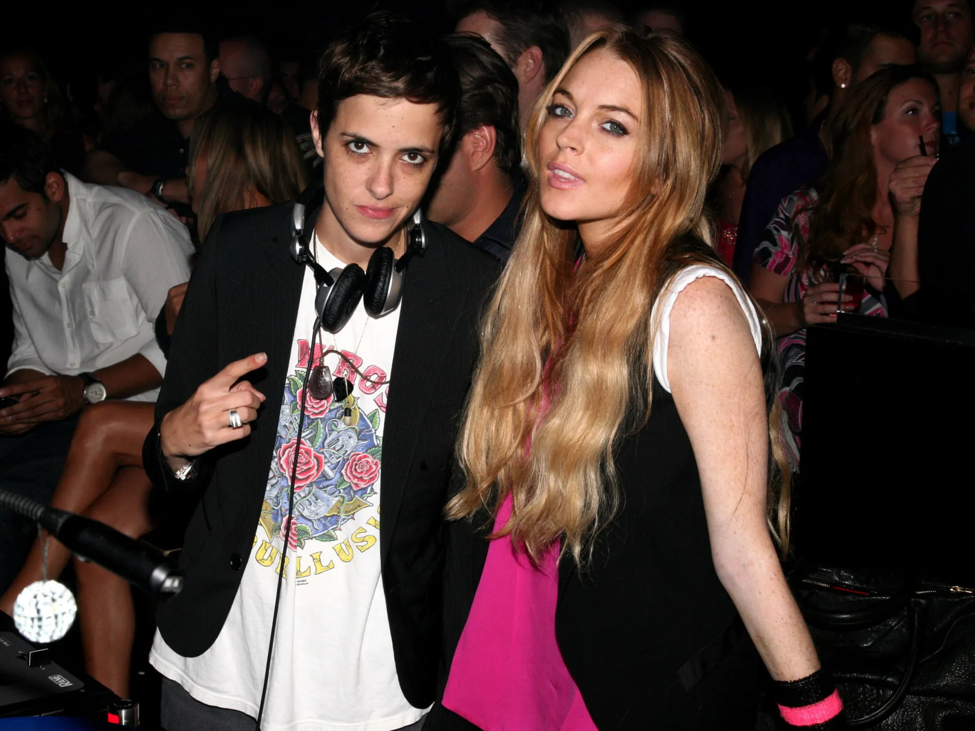 A atriz Lindsay Lohan posando em um evento, com um sorriso discreto.