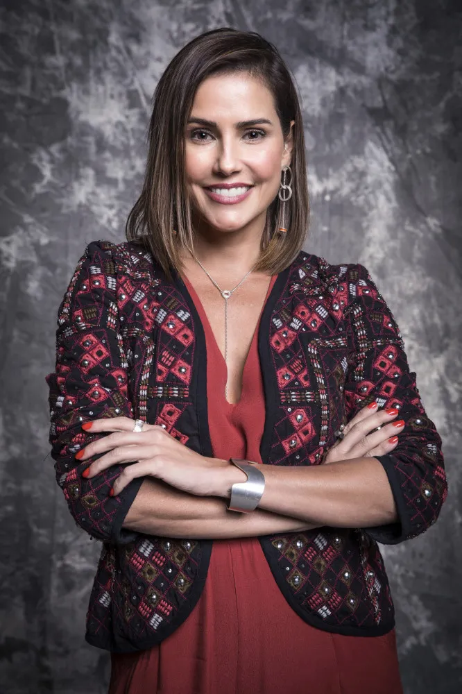 A atriz brasileira Deborah Secco posando para uma foto com um olhar intenso.