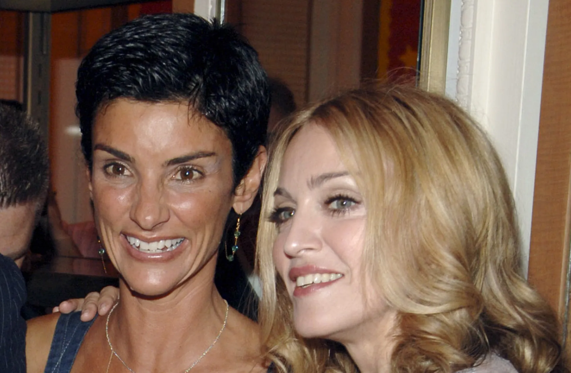A cantora Madonna no palco com a socialite Ingrid Casares.