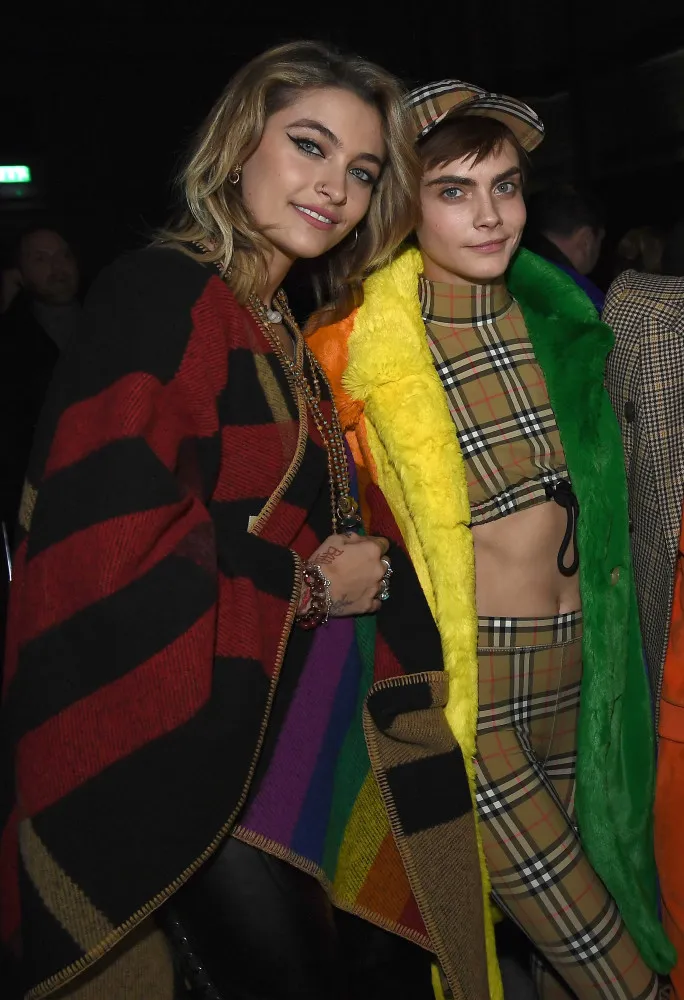 Paris Jackson, filha de Michael Jackson, com um visual boêmio e elegante.