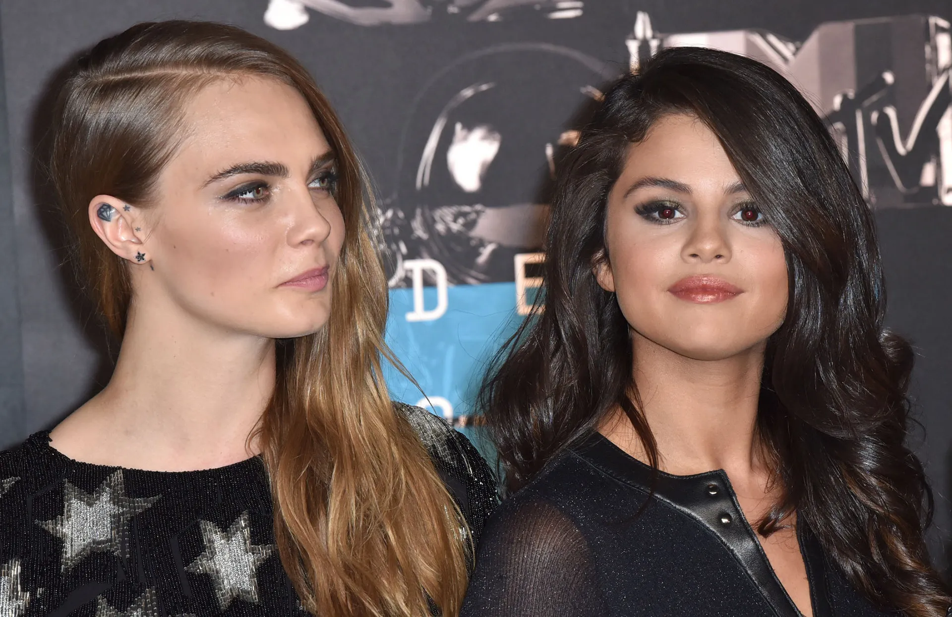 A cantora e atriz Selena Gomez com um visual sofisticado em um evento.