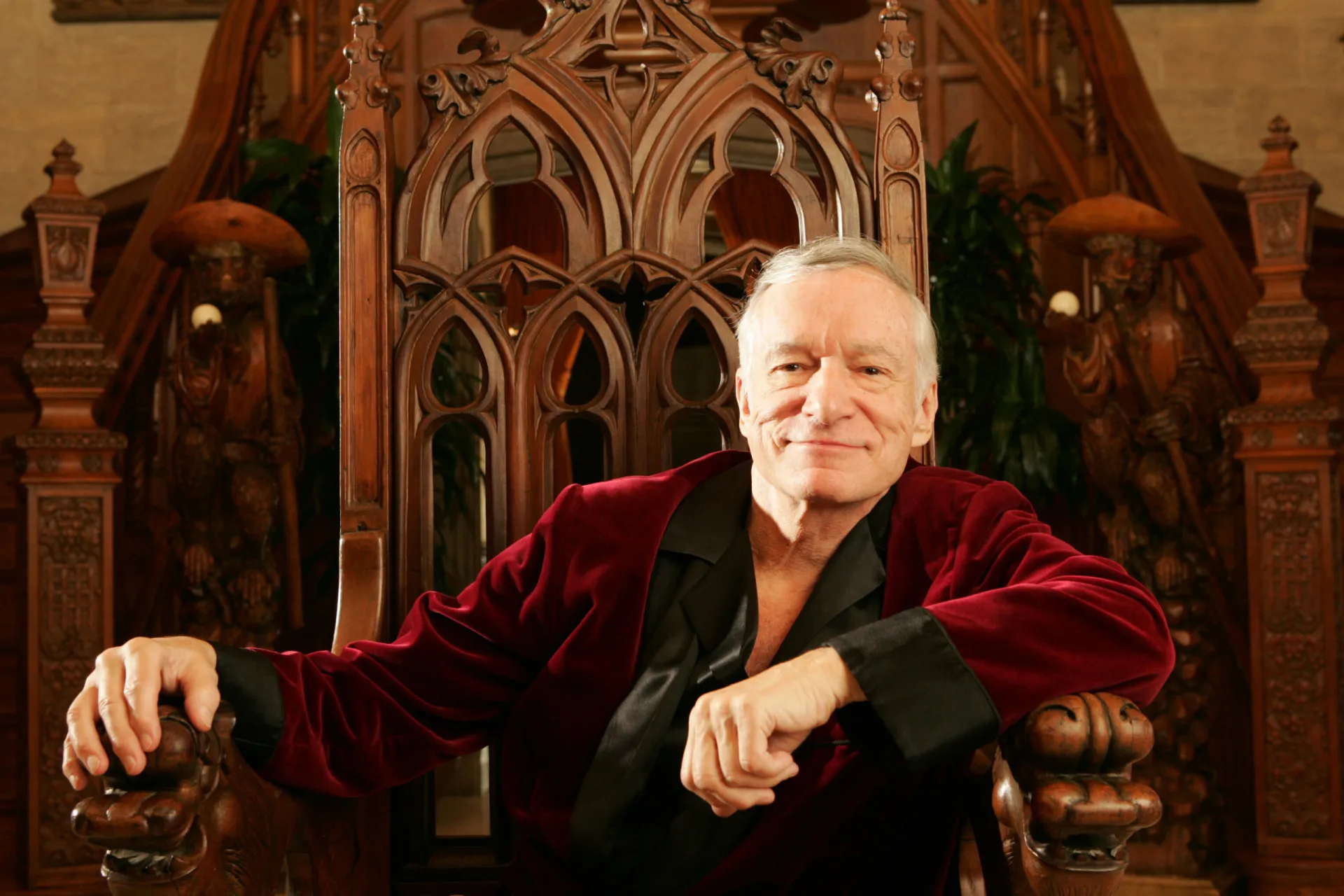 Hugh Hefner, o fundador da Playboy, em sua icônica jaqueta de veludo vermelha.