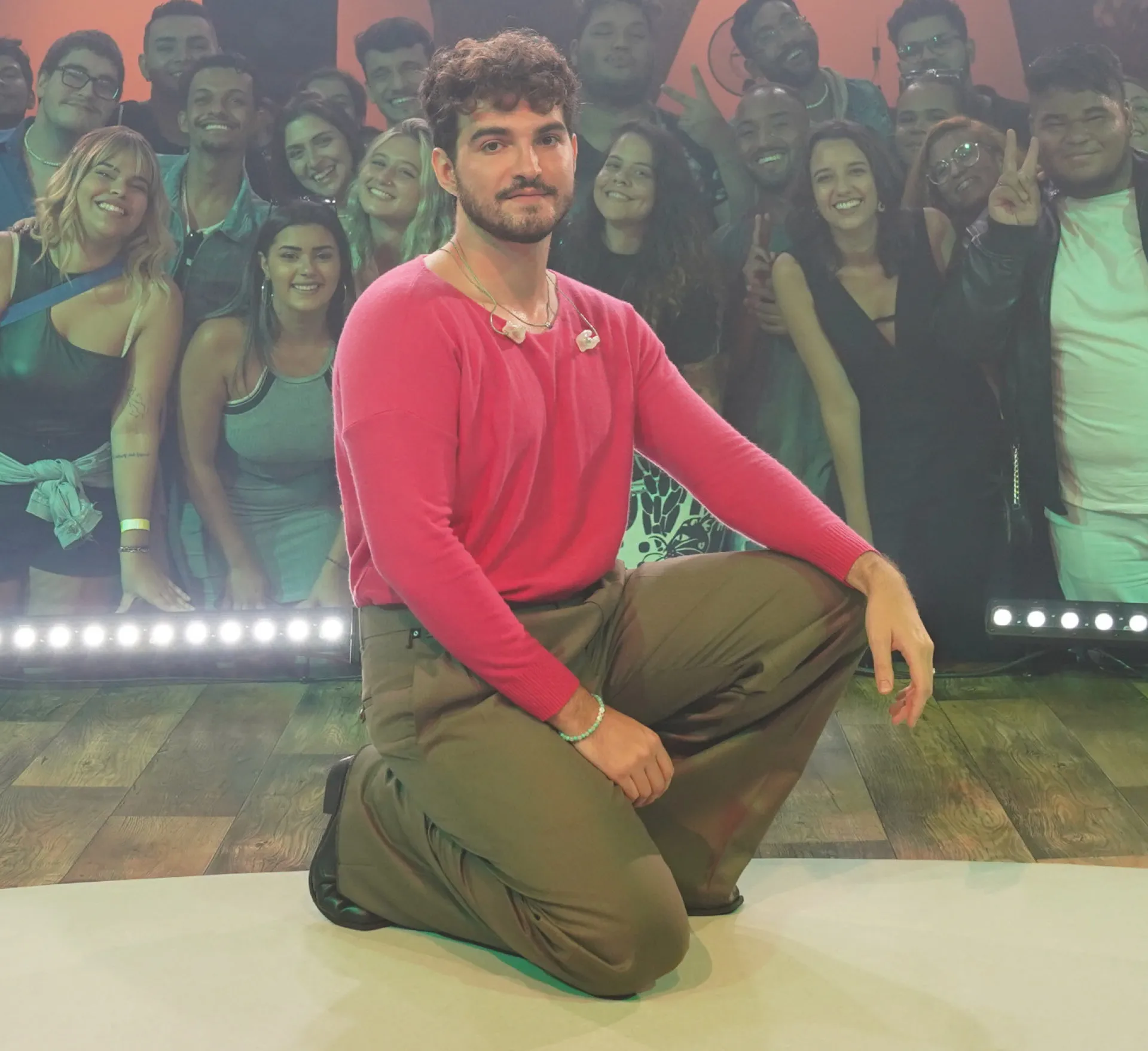 O cantor Jão durante uma participação em um programa de televisão.