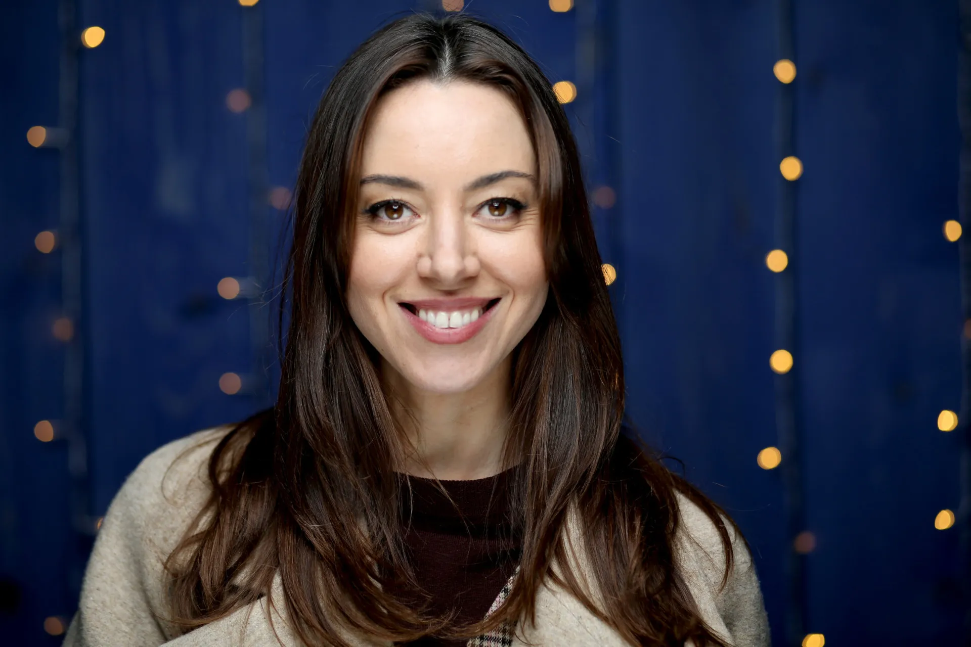 A atriz Aubrey Plaza com seu característico olhar sarcástico e divertido.