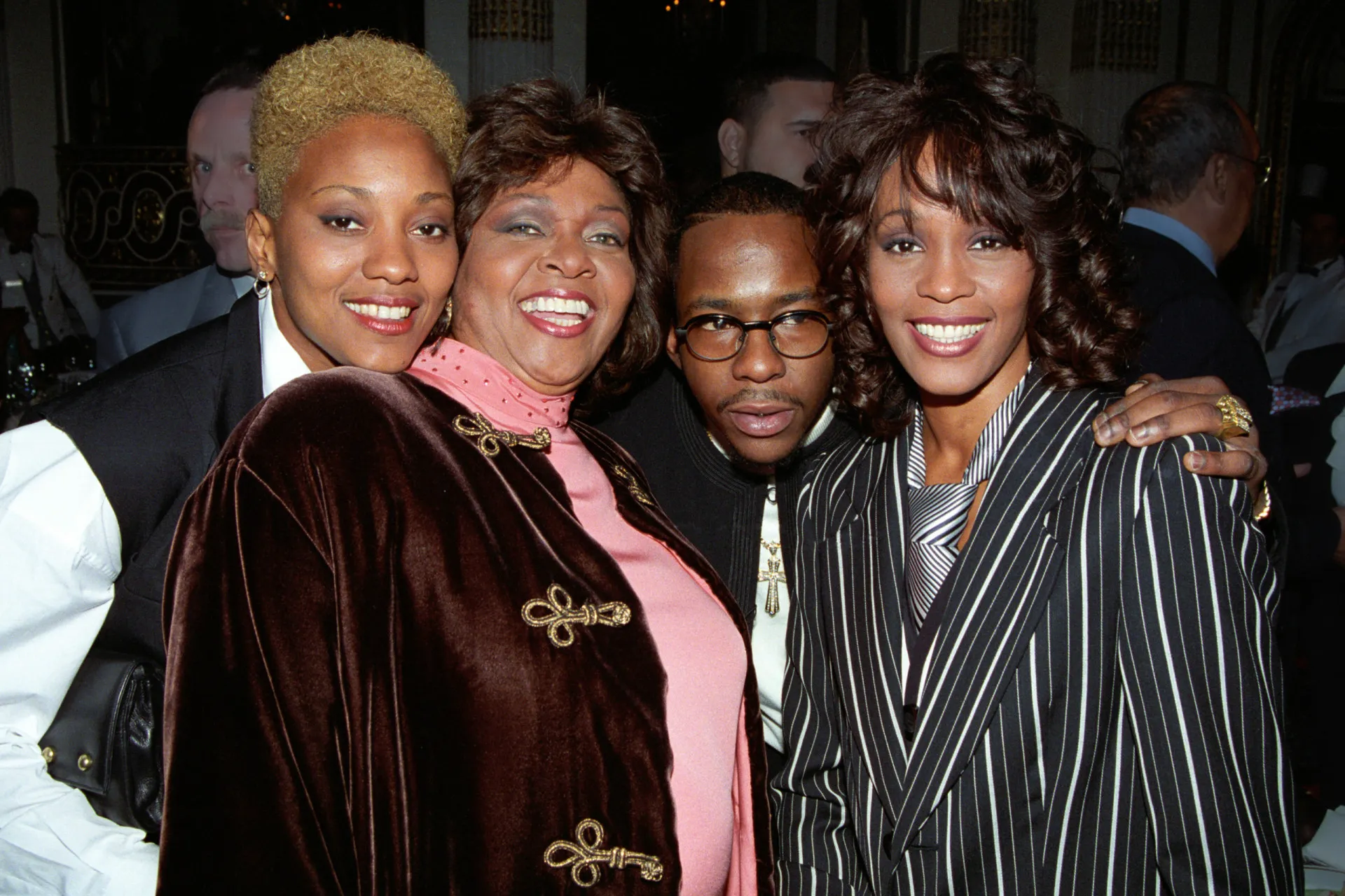 A cantora Whitney Houston e sua assistente pessoal Robyn Crawford, que está com o cabelo loiro à esquerda.