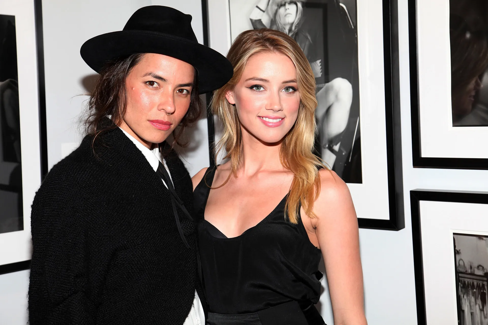 A atriz Amber Heard posando elegantemente em um tapete vermelho.