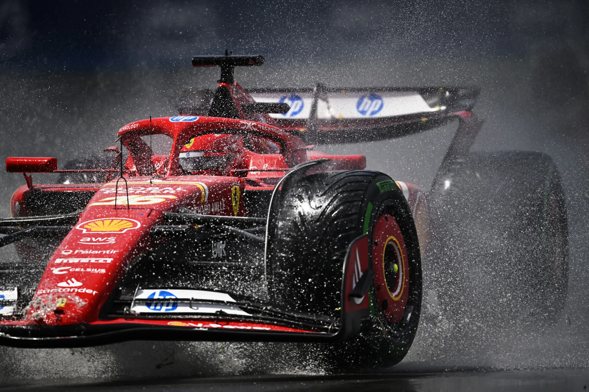 Mecânicos trabalhando em um carro de F1, destacando sua estrutura leve de fibra de carbono.