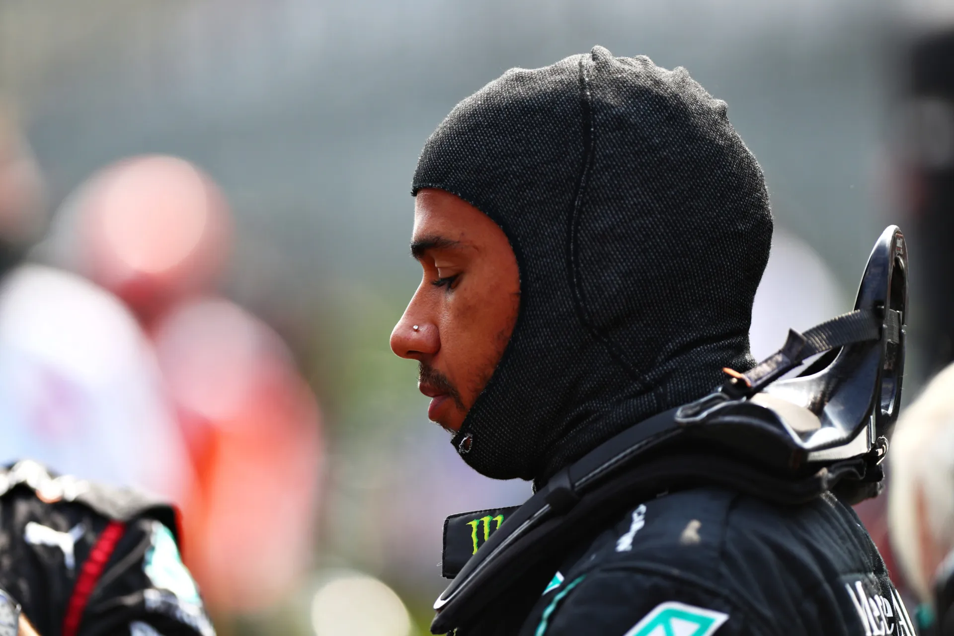 Lewis Hamilton pilotando em alta velocidade no circuito de Monza, o Templo da Velocidade.