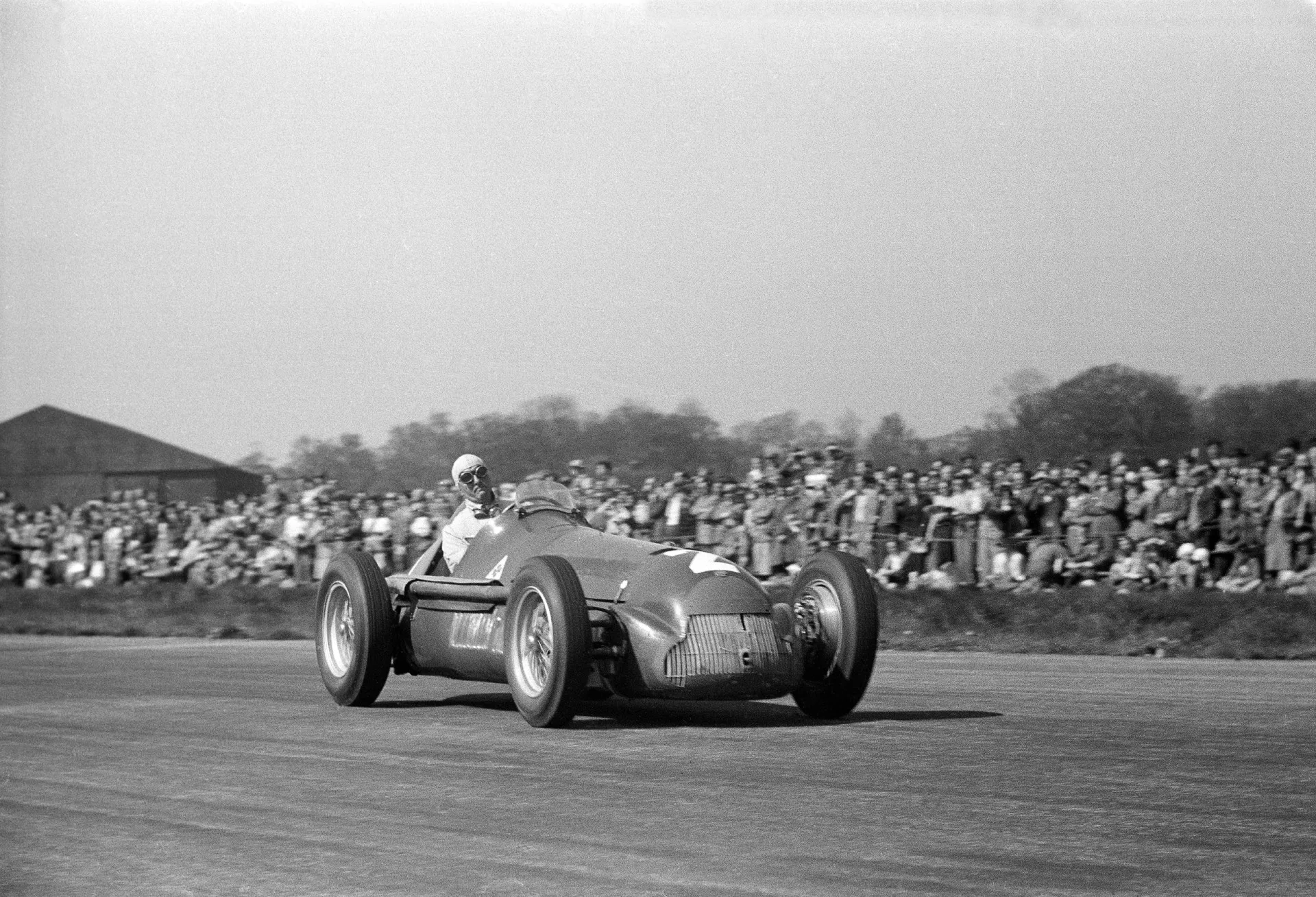 Carros de F1 alinhados na largada da primeira corrida oficial em Silverstone, em 1950.