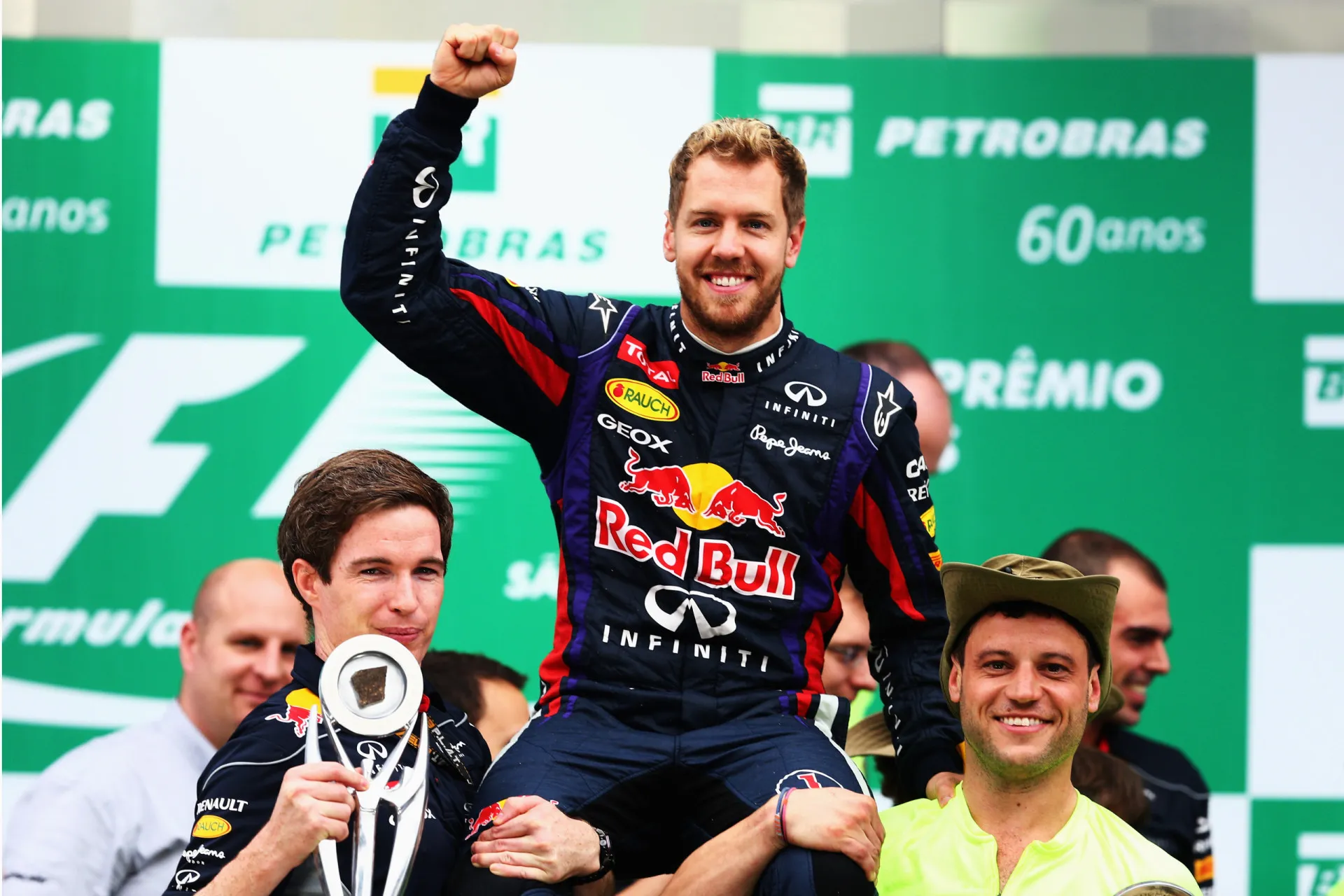 Sebastian Vettel com o dedo indicador levantado, seu gesto característico de vitória.