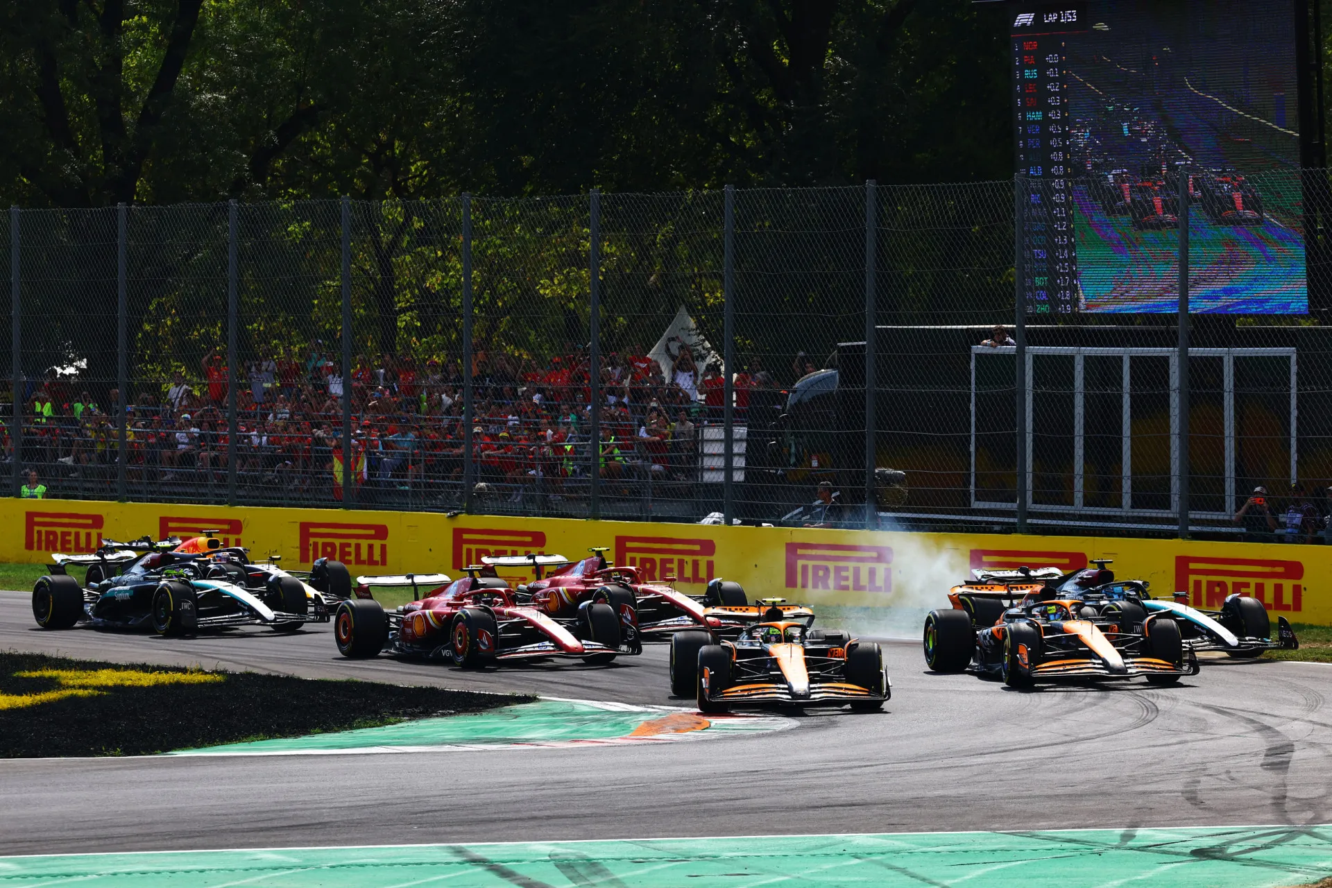 Carro de F1 em altíssima velocidade na longa reta do circuito de Monza, na Itália.