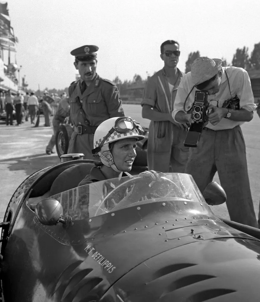 Lella Lombardi, uma das poucas mulheres a competir na F1, em seu carro de corrida.