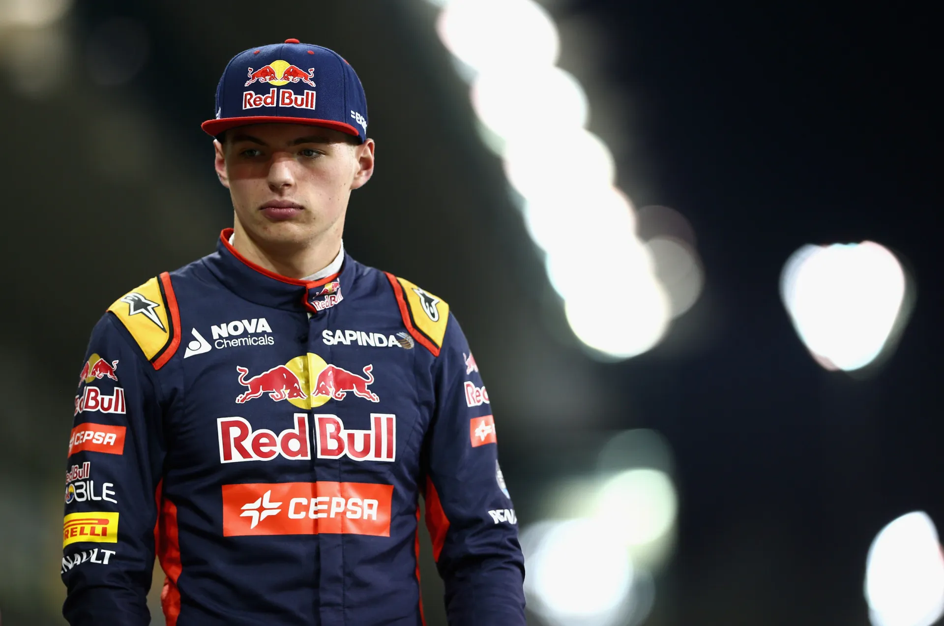 Um jovem Max Verstappen em seus primeiros dias na F1, com a equipe Toro Rosso.