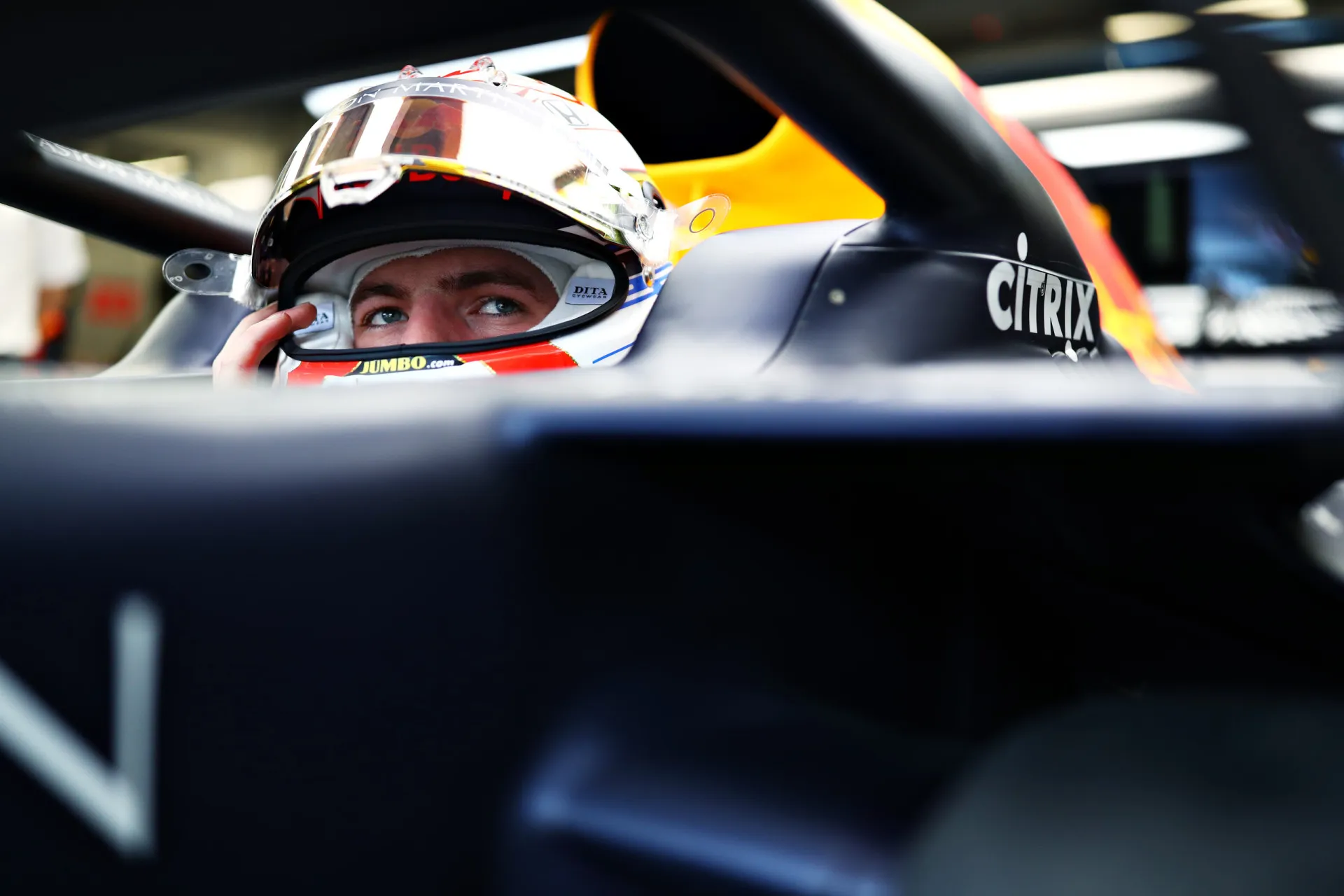 Mecânicos da Red Bull Racing trocando os quatro pneus do carro de Max Verstappen em um piscar de olhos.