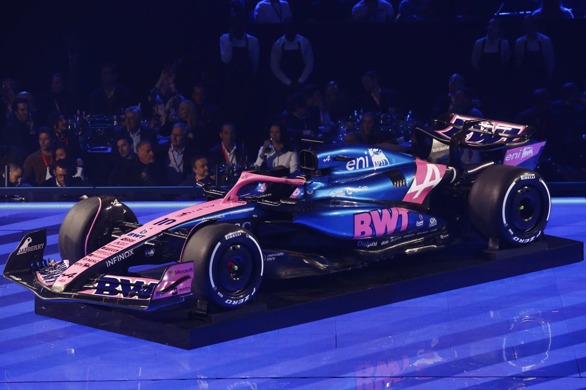Detalhe do motor e da parte traseira de um carro de F1, mostrando a complexidade dos componentes.