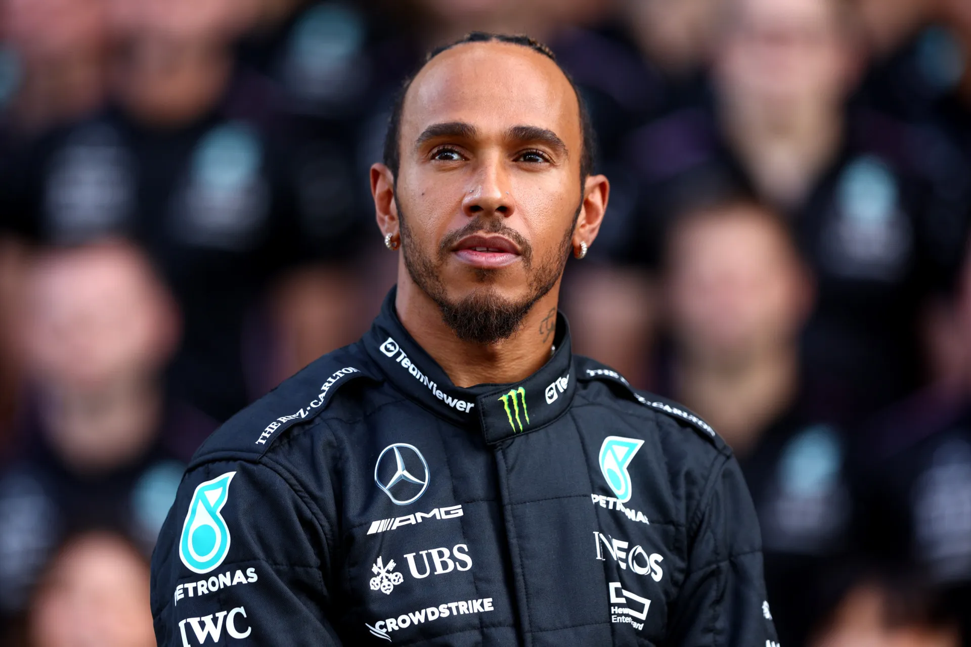 Lewis Hamilton comemorando mais uma de suas mais de 100 vitórias na Fórmula 1.