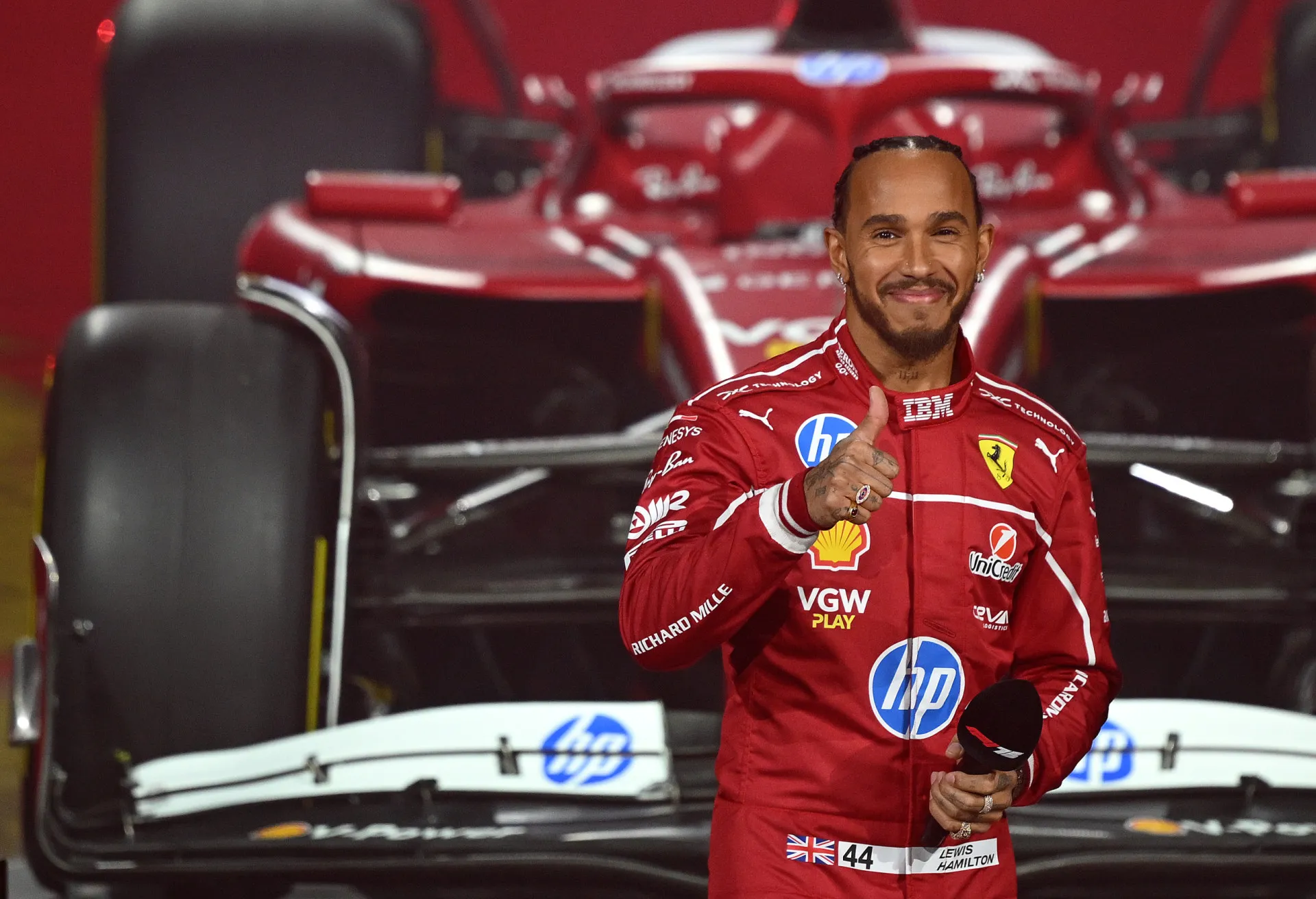 O famoso carro vermelho da Ferrari, um símbolo de paixão e tradição no automobilismo.