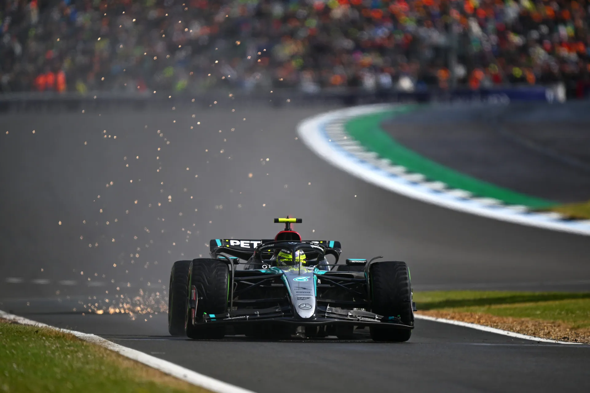 O carro Mercedes-AMG W11 de 2020 na pista, exibindo seu design aerodinâmico.