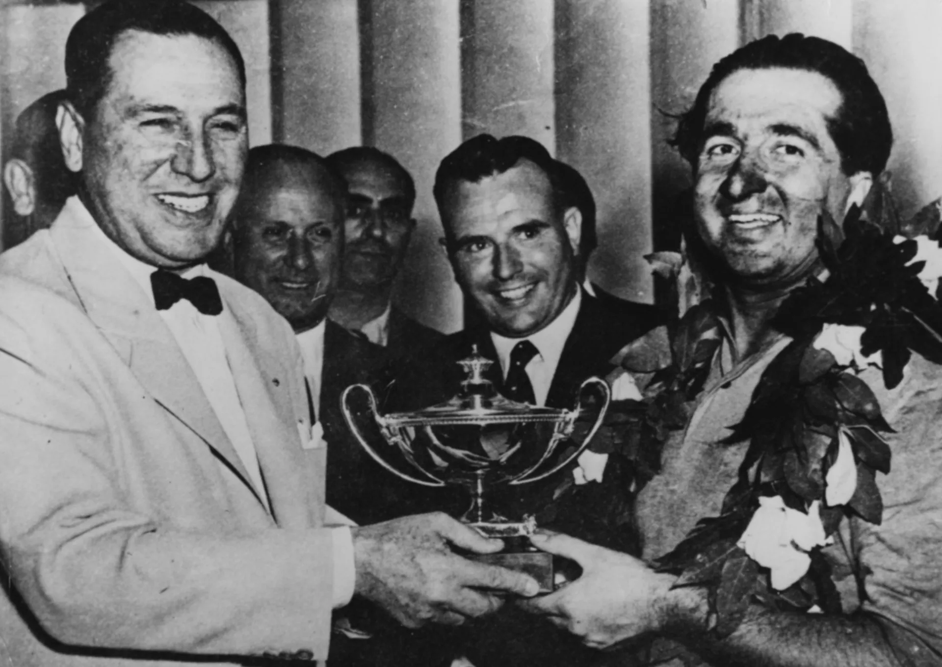 O presidente argentino Juan Perón entregando o troféu ao vencedor da corrida, Alberto Ascari.