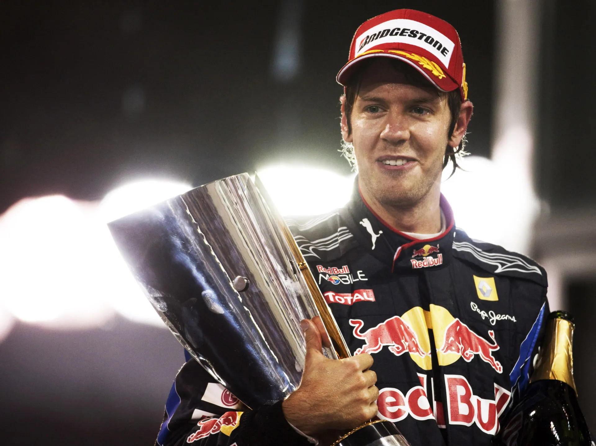 Sebastian Vettel comemorando com o troféu de campeão mundial de F1.