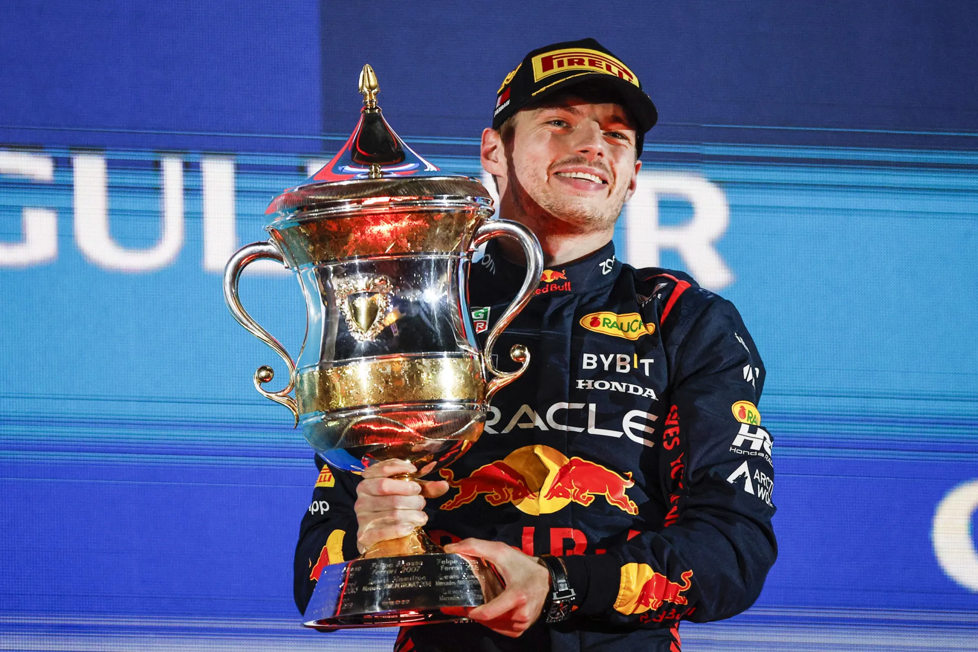 Max Verstappen no pódio, comemorando mais um resultado de destaque em sua carreira.