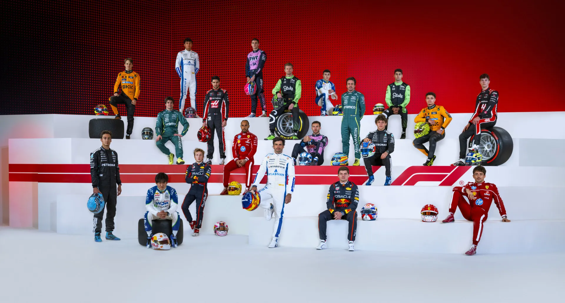 Pilotos da F1 alinhados antes de uma corrida, representando suas respectivas equipes.