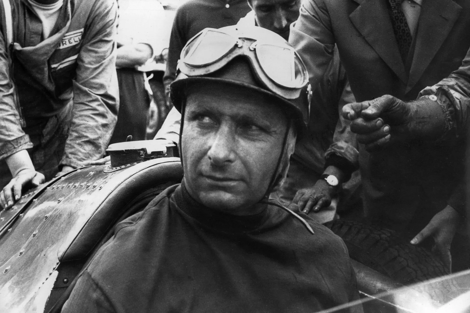 Juan Manuel Fangio, piloto lendário, em um carro de F1 clássico da década de 1950.