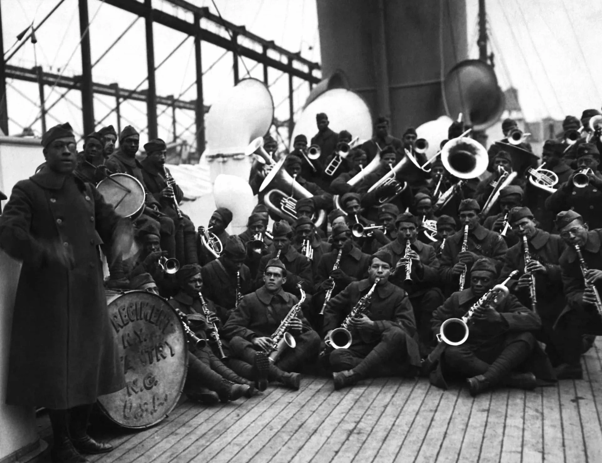 Soldados negros do regimento Harlem Hellfighters em uniforme, posando com orgulho e determinação.