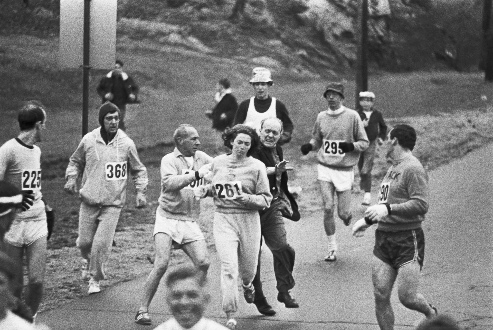 Foto histórica de Kathrine Switzer correndo na Maratona de Boston enquanto um oficial tenta impedi-la.