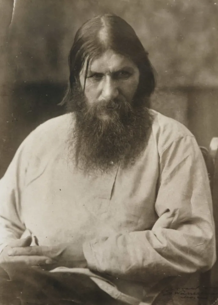 Retrato de Grigori Rasputin com seu olhar intenso e penetrante, que se tornou sua marca registrada.