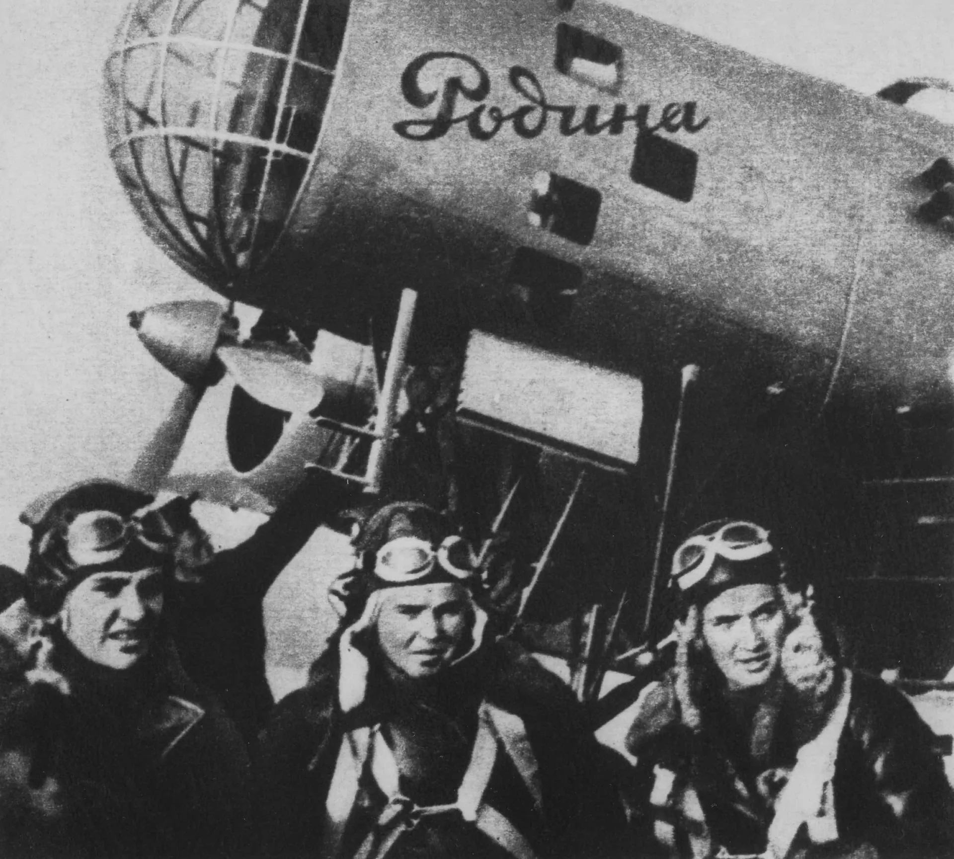 Grupo de mulheres pilotos soviéticas sorrindo em frente a um avião biplano antigo.