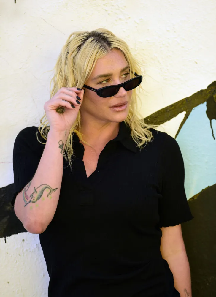 A cantora Kesha com um visual colorido e excêntrico.