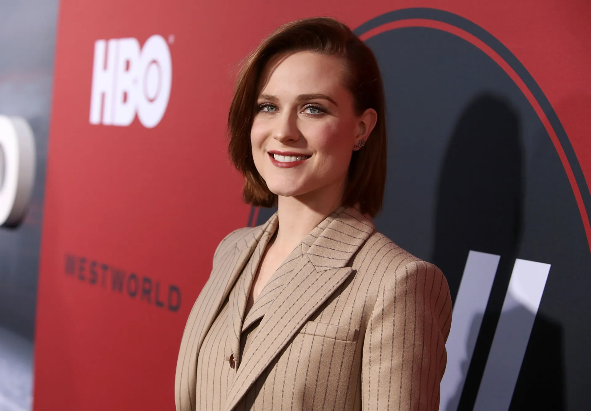 A atriz Evan Rachel Wood com um olhar intenso e determinado.
