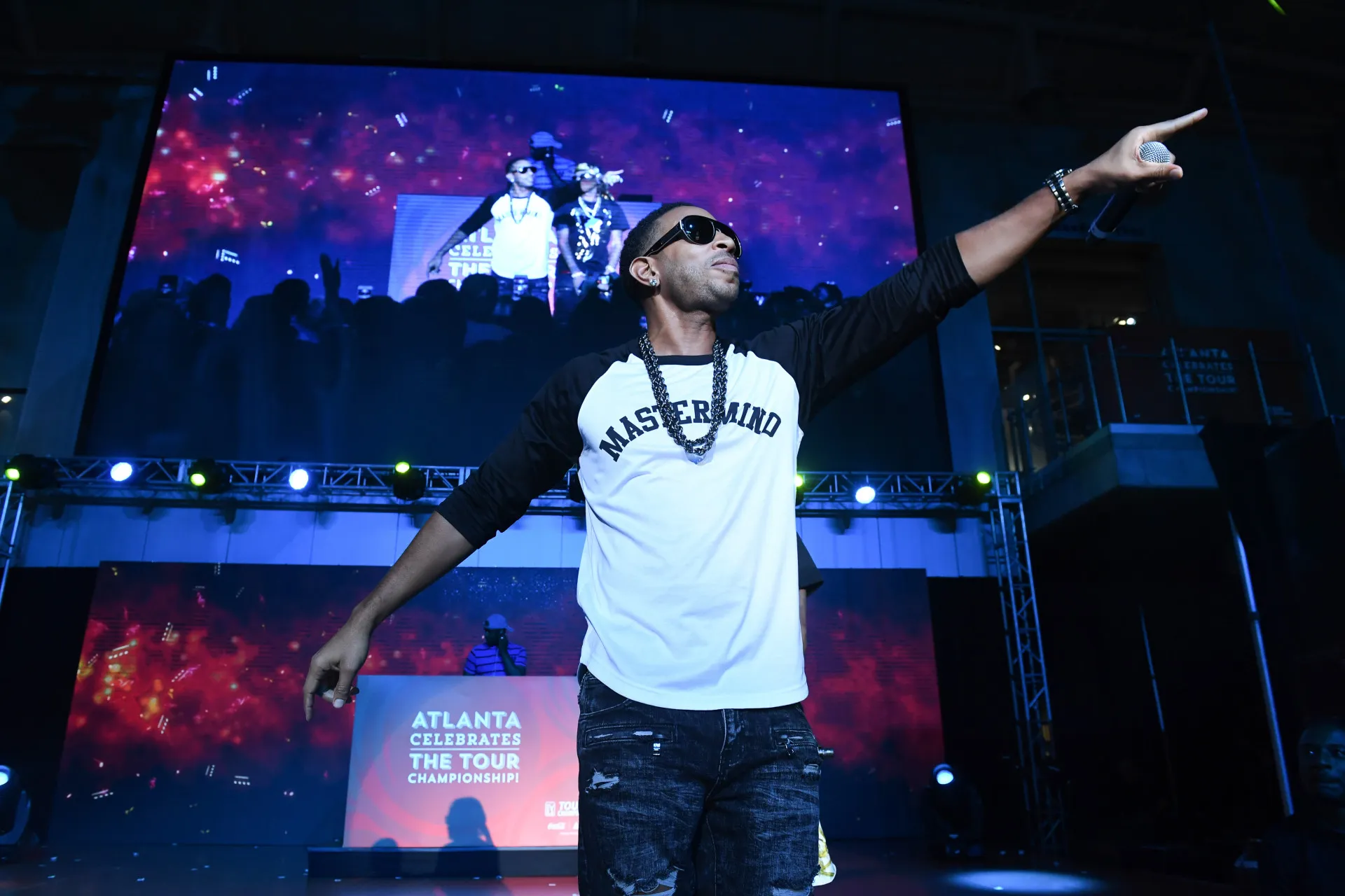 O rapper e ator Ludacris sorrindo em um evento de tapete vermelho.