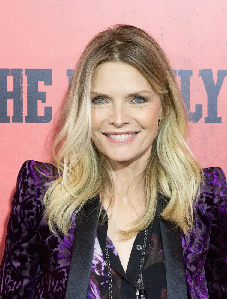 A atriz Michelle Pfeiffer com um olhar cativante e elegante.