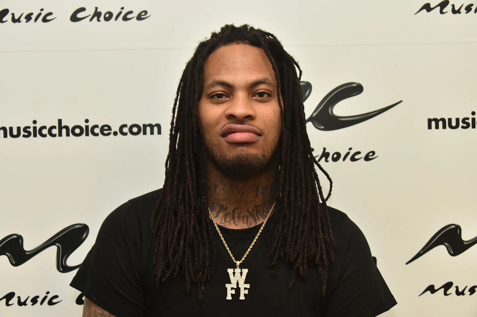 O rapper Waka Flocka Flame se apresentando no palco.