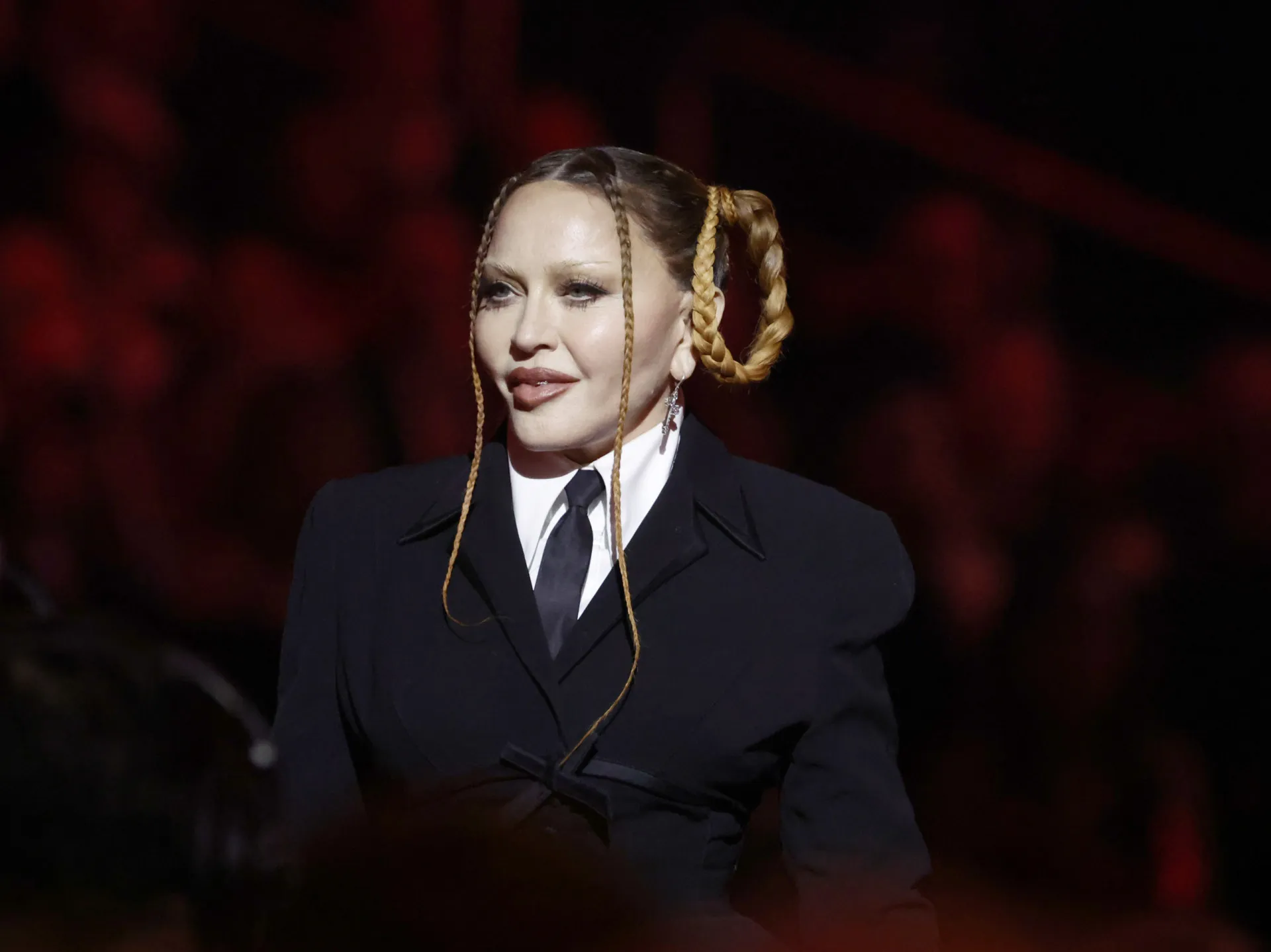 A cantora Madonna com um visual icônico e expressivo.