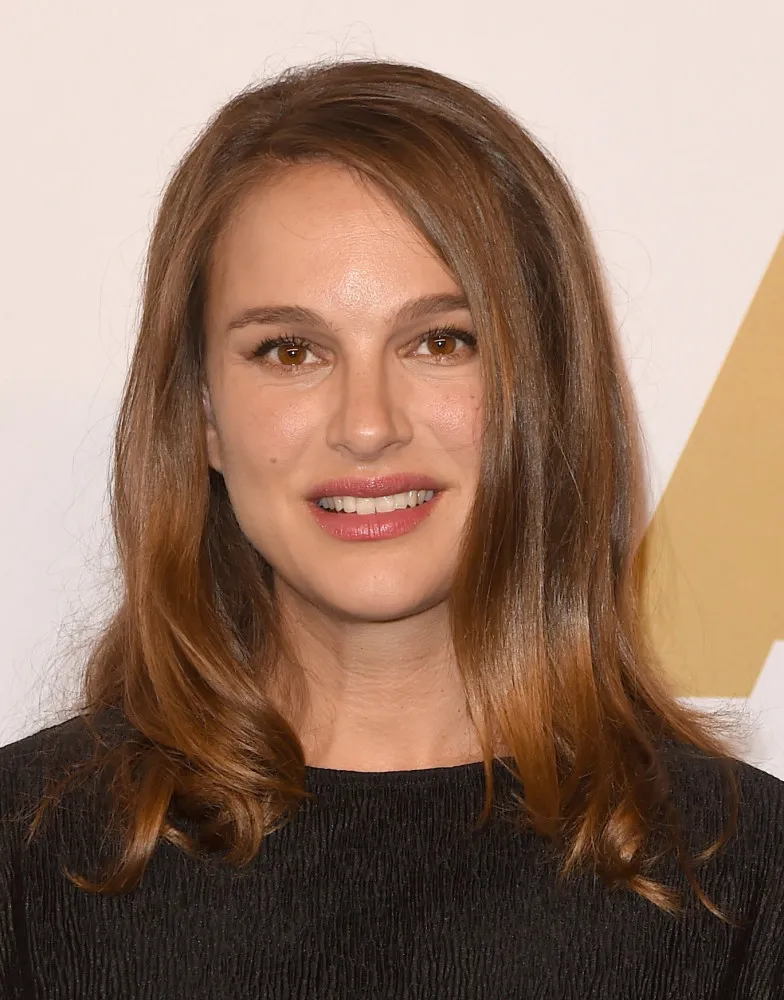 A atriz Natalie Portman com um olhar inteligente e sereno.