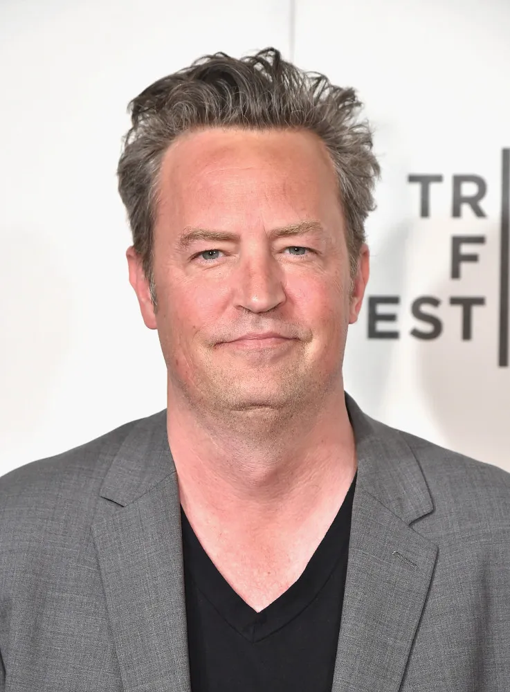 O ator Matthew Perry, conhecido por 'Friends', sorrindo para a câmera.