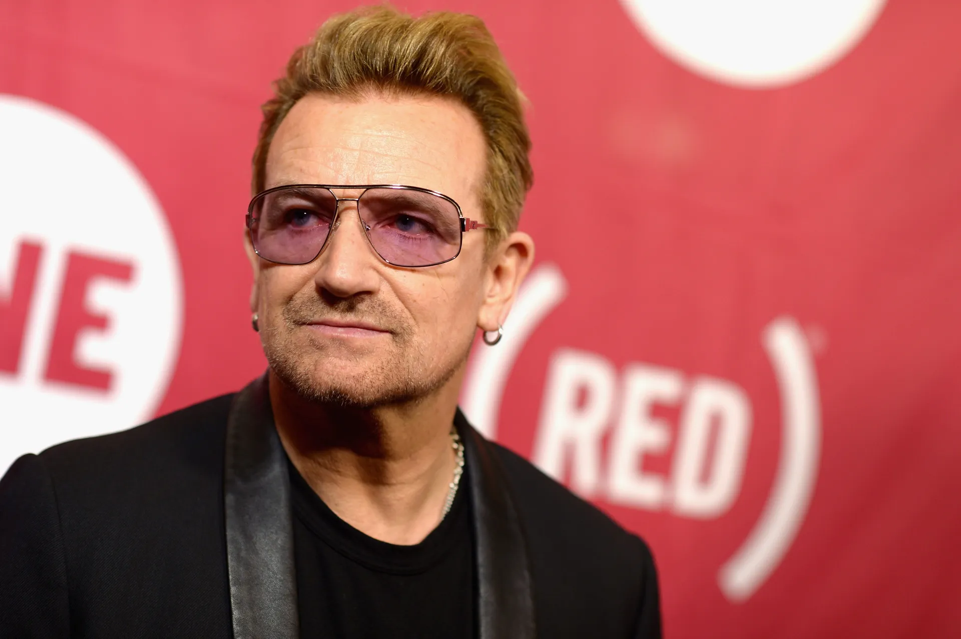 O cantor Bono, vocalista do U2, usando seus característicos óculos escuros.