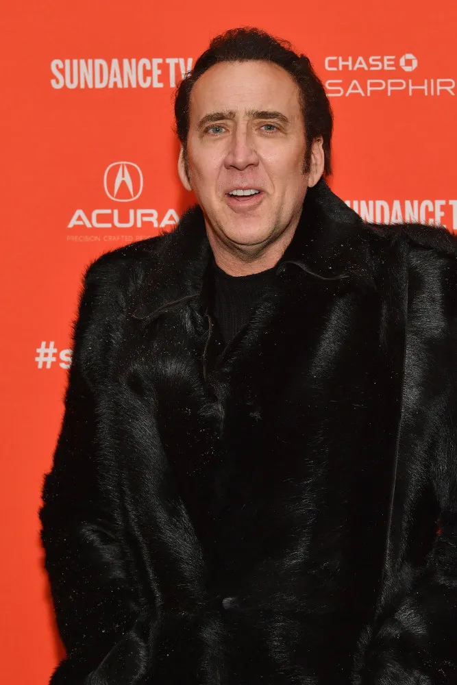 O ator Nicolas Cage com uma expressão excêntrica e intensa.