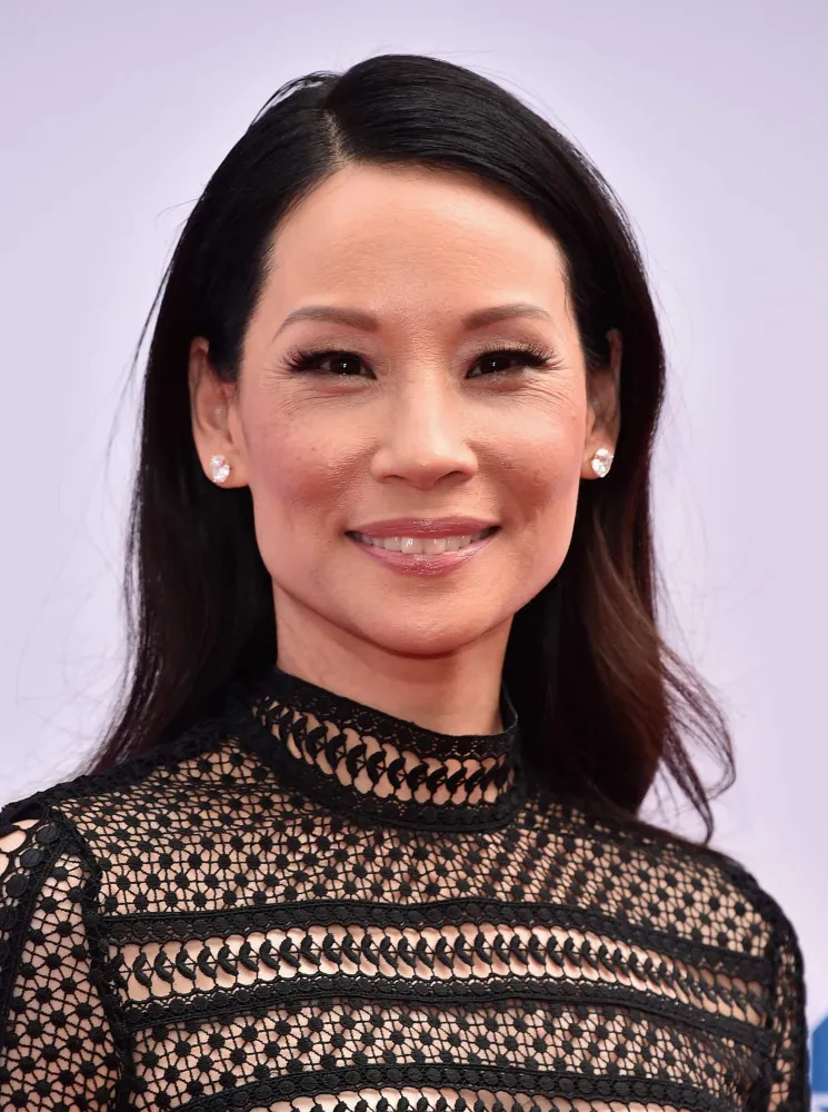 A atriz Lucy Liu com um olhar poderoso e expressivo.