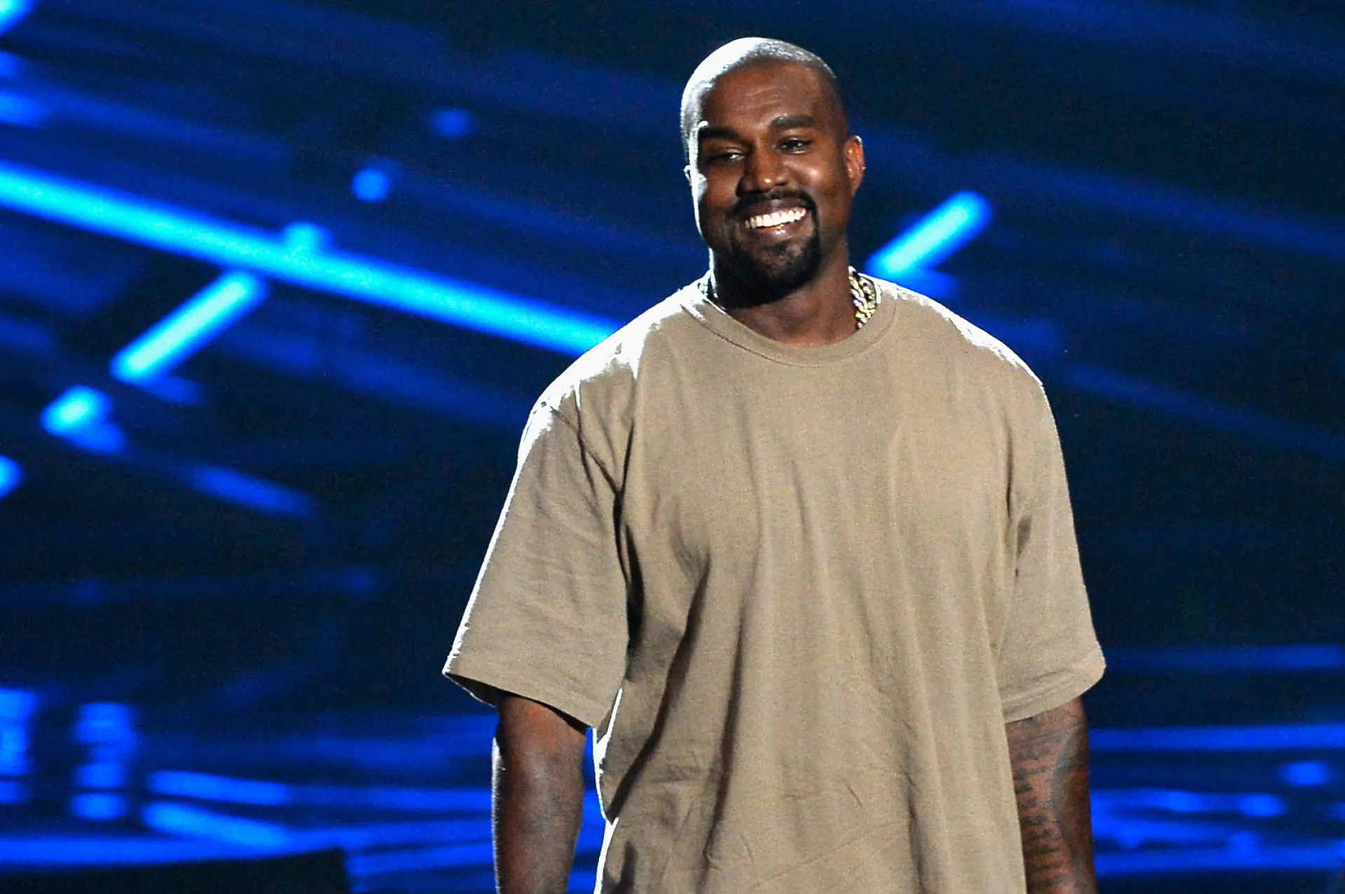 O rapper Kanye West, agora conhecido como Ye, com uma expressão intensa.