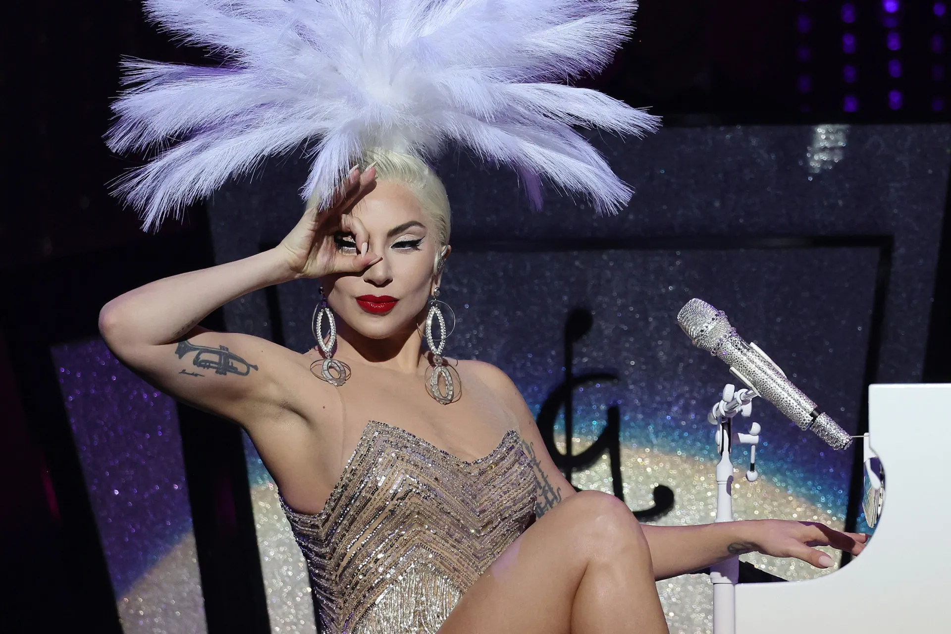 A cantora e atriz Lady Gaga com um de seus visuais extravagantes e artísticos.