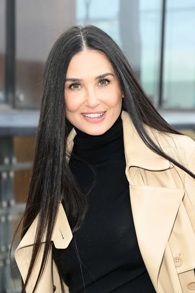 A atriz Demi Moore com um olhar sério e cabelo escuro.